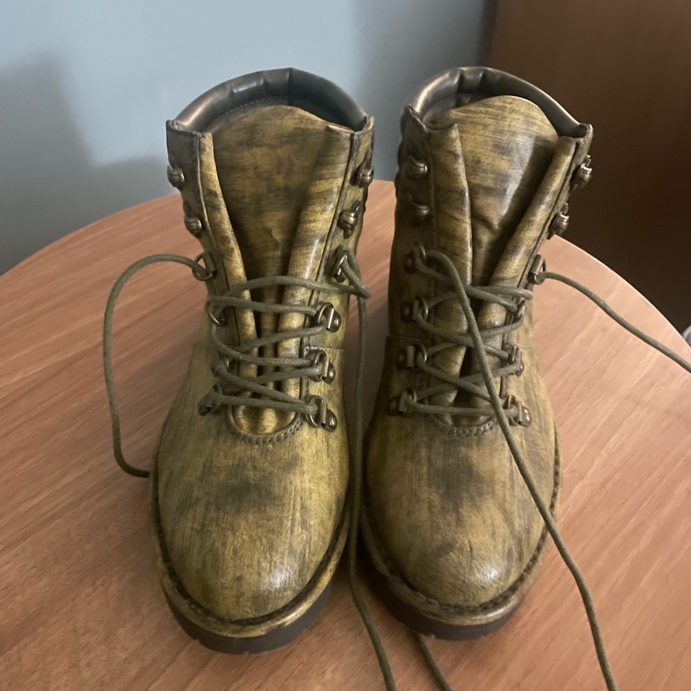 Seven Dials Olive Lace-Up Boots NWOB 6.5